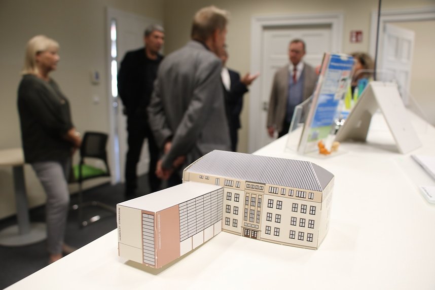 Es ist geschafft: das Oberstufengeb&auml;ude des Humboldt-Gymnasiums wurde heute Nachmittag offiziell seiner Bestimmung &uuml;bergeben