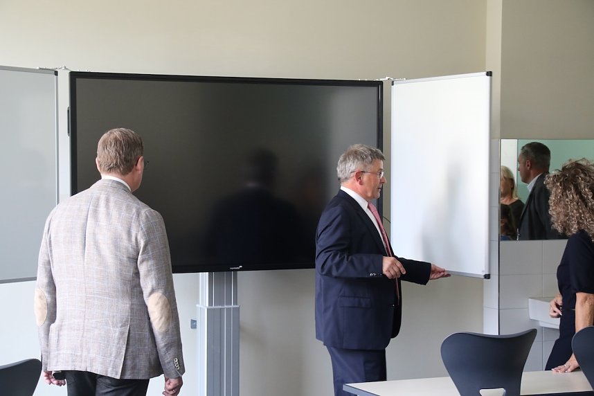Es ist geschafft: das Oberstufengeb&auml;ude des Humboldt-Gymnasiums wurde heute Nachmittag offiziell seiner Bestimmung &uuml;bergeben