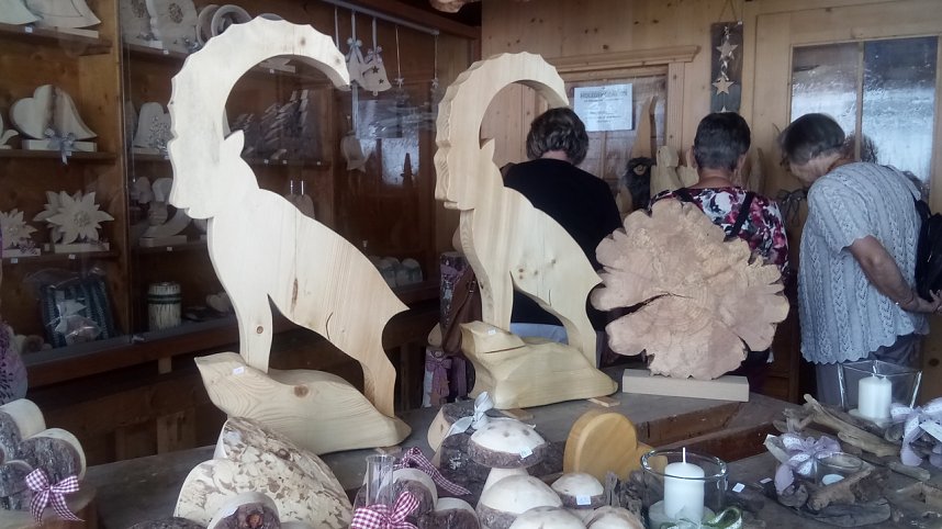 Zu Besuch bei einem Holzschnitzer.