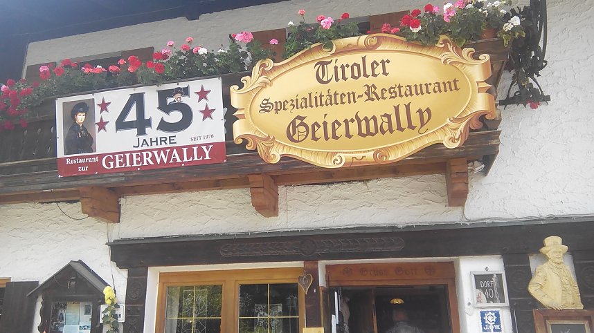 Im Gasthaus Geier-Wally wei&szlig; der Wirt viele Geschichten &uuml;ber die ber&uuml;hmte Frau zu erz&auml;hlen.