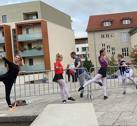Die Eleven des Tanzstudio Radeva konnten am Denkmaltag gleich an zwei Orten auftreten