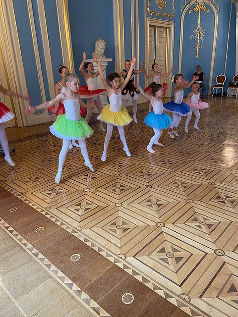 Die Eleven des Tanzstudio Radeva konnten am Denkmaltag gleich an zwei Orten auftreten