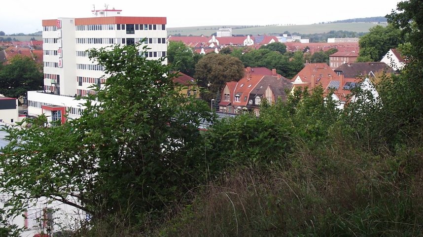  Auch auf dem K&ouml;nigshofwall &ouml;ffnet sich der Blick &uuml;ber die Stadt. Im Vordergrund das ehemalige Fernmeldewerk.