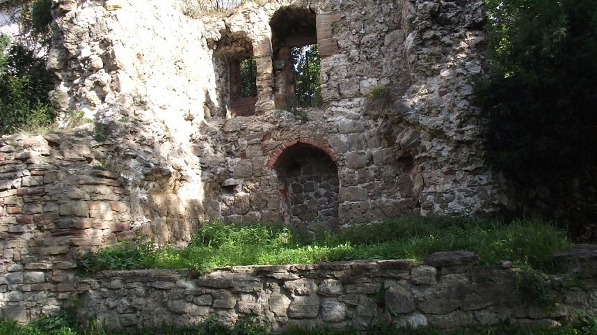 Der Weg f&uuml;hrt vorbei an &Uuml;berbleibseln einer l&auml;ngst vergangenen Zeit Nordh&auml;user Geschichte.