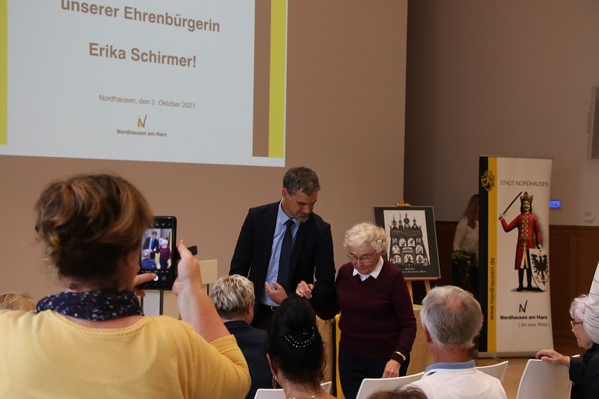Ehrenb&uuml;rgerin Erika Schirmer &uuml;bergab heute ihr gesammeltes Werk an die Stadt Nordhausen