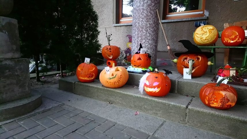 Mit sch&ouml;n geschnitzten K&uuml;rbissen startet man am Domschl&ouml;sschen in den Herbst