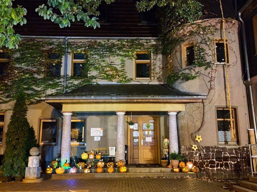 Mit sch&ouml;n geschnitzten K&uuml;rbissen startet man am Domschl&ouml;sschen in den Herbst