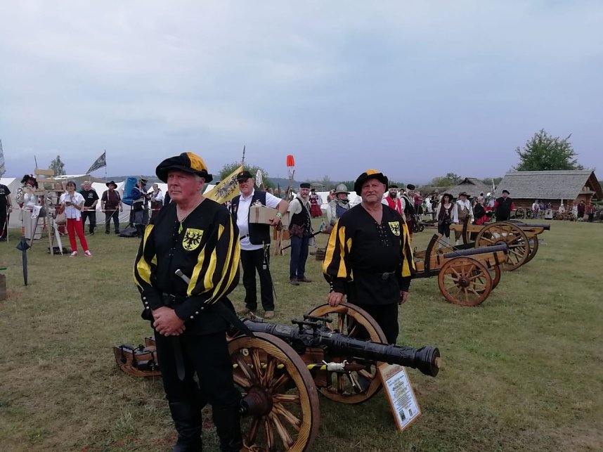 Zwei M&auml;nner, ein altes Wahrzeichen - Albrecht Uhlmann hat den Nordh&auml;user Lindwurm nachgebaut