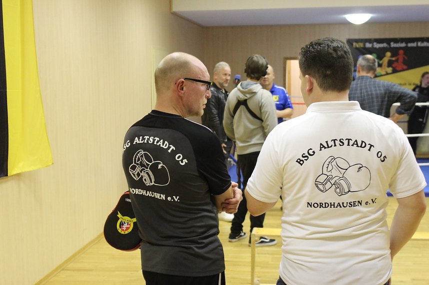 Trainer und Vorstand beobachten das Fernsehteam