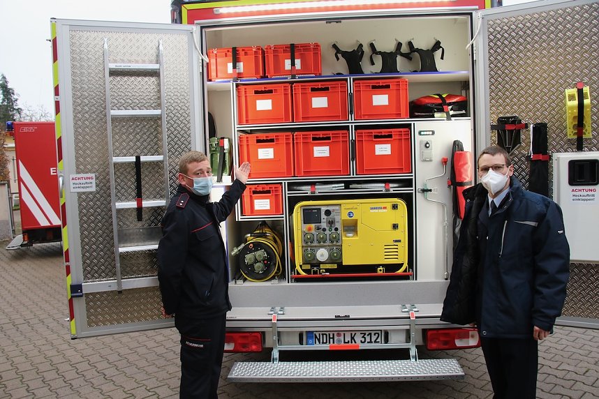 Neu und Alt nebeneinander - nach &uuml;ber 20 Jahren freute man sich bei der freiwilligen Feuerwehr Mitte heute &uuml;ber ein neues Einsatzleitfahrzeug