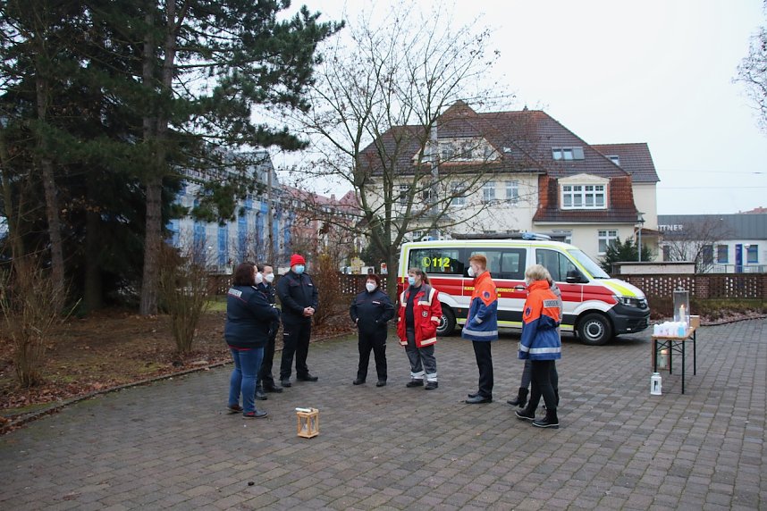 Das Friedenslicht aus Bethlehem wurde heute morgen auf dem Hof des Landratsamtes verteilt