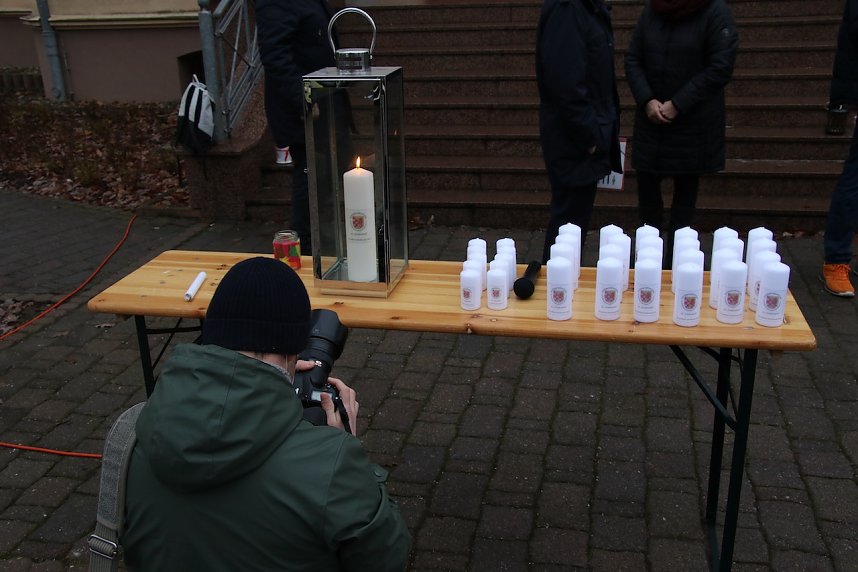 Das Friedenslicht aus Bethlehem wurde heute morgen auf dem Hof des Landratsamtes verteilt