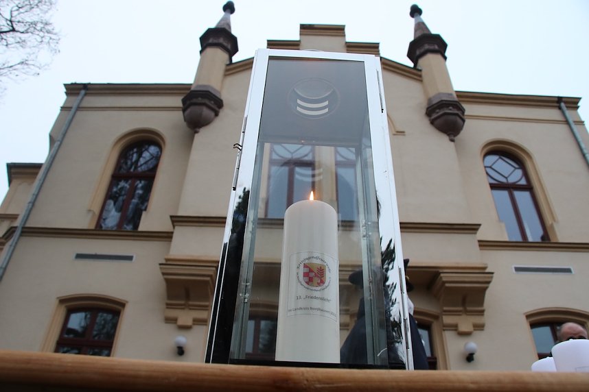 Das Friedenslicht aus Bethlehem wurde heute morgen auf dem Hof des Landratsamtes verteilt