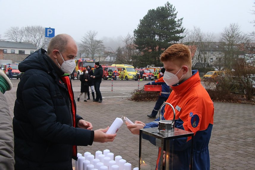 Das Friedenslicht aus Bethlehem wurde heute morgen auf dem Hof des Landratsamtes verteilt