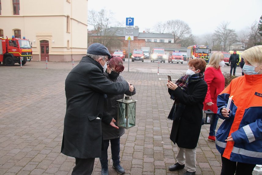 Das Friedenslicht aus Bethlehem wurde heute morgen auf dem Hof des Landratsamtes verteilt