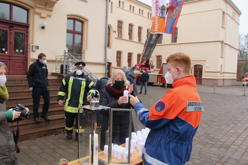 Das Friedenslicht aus Bethlehem wurde heute morgen auf dem Hof des Landratsamtes verteilt
