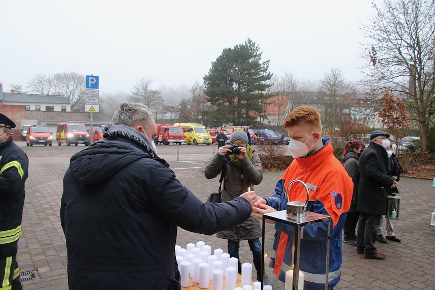 Das Friedenslicht aus Bethlehem wurde heute morgen auf dem Hof des Landratsamtes verteilt