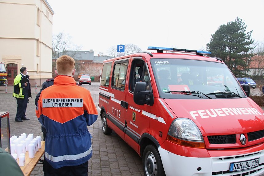 Das Friedenslicht aus Bethlehem wurde heute morgen auf dem Hof des Landratsamtes verteilt