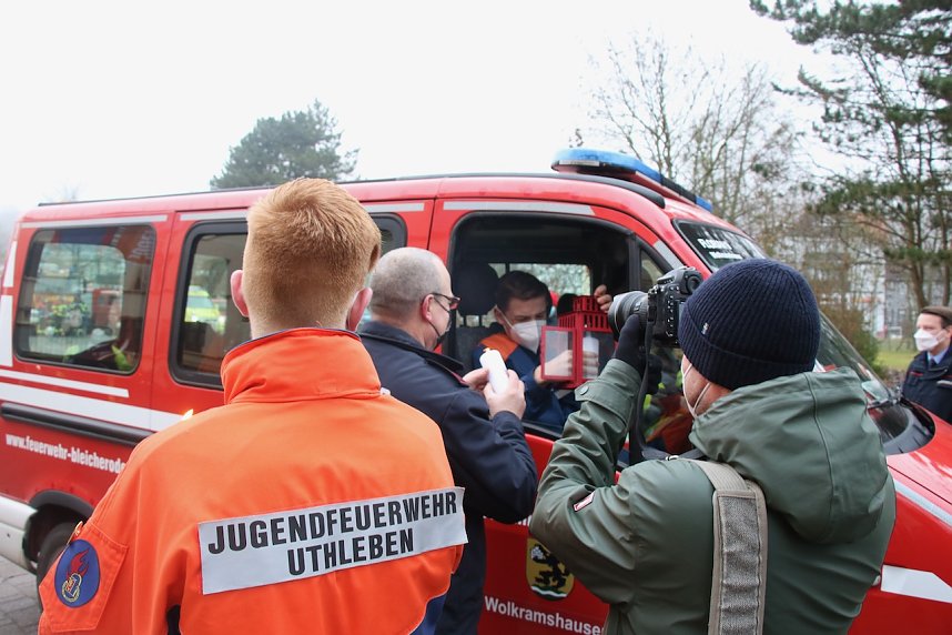 Das Friedenslicht aus Bethlehem wurde heute morgen auf dem Hof des Landratsamtes verteilt
