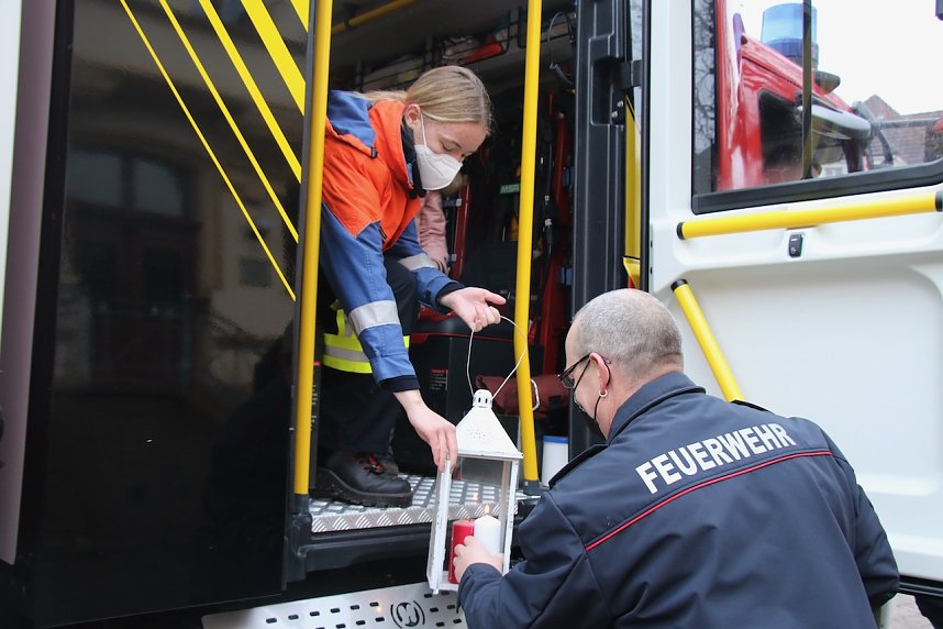 Das Friedenslicht aus Bethlehem wurde heute morgen auf dem Hof des Landratsamtes verteilt