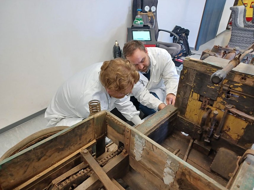 Untersuchung am historischen Gef&auml;hrt