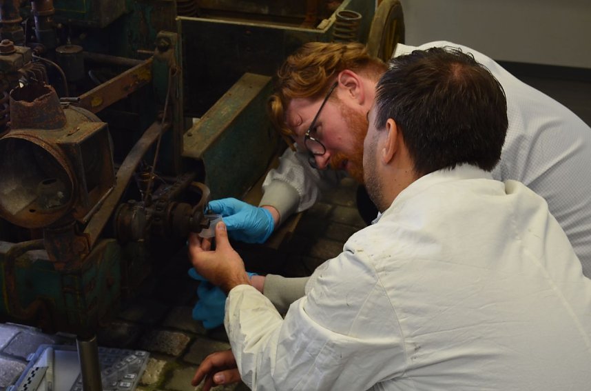 Untersuchung am historischen Gef&auml;hrt