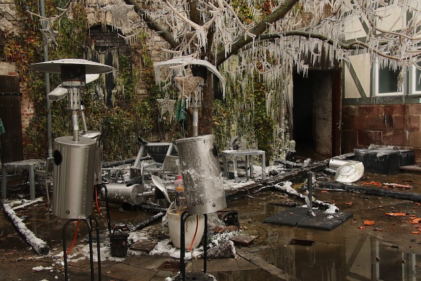 Die L&ouml;scharbeiten am Mecklenburgs Hof dauerten auch heute noch an