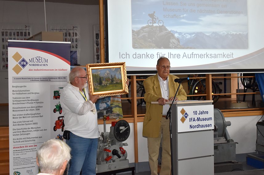 Bild&uuml;bergabe durch Herrn Werther