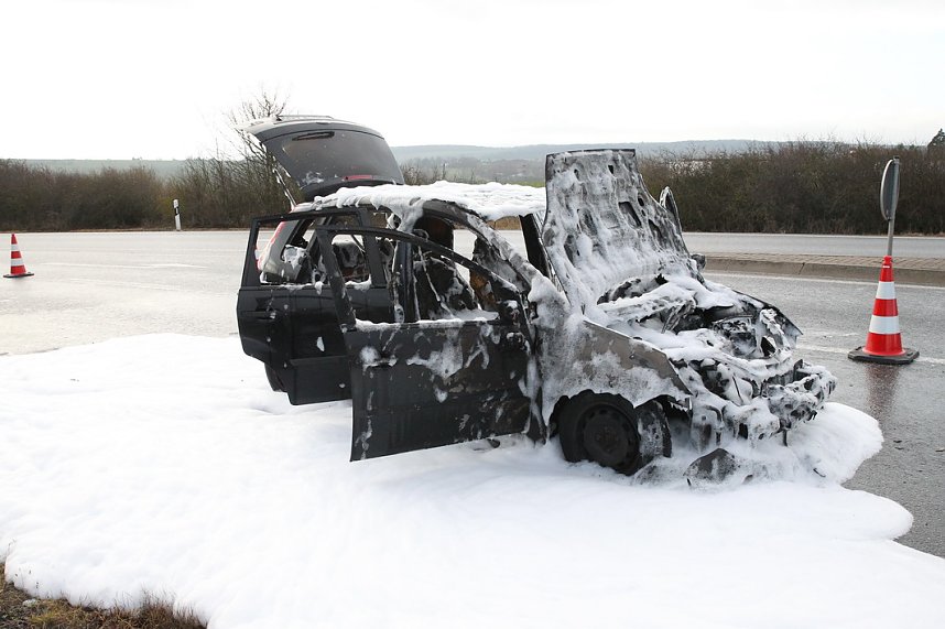Brennendes Auto an der Autobahnabfahrt Werther