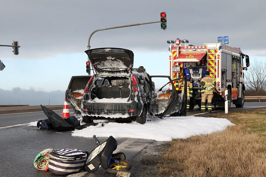 Brennendes Auto an der Autobahnabfahrt Werther