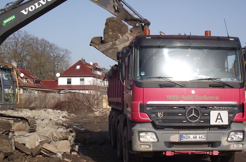 R&uuml;ckblick: Mit schwerer Technik brach Waresa Bau den Betonboden auf, transportierte die schweren Brocken ab, ebnete die Fl&auml;che ein.