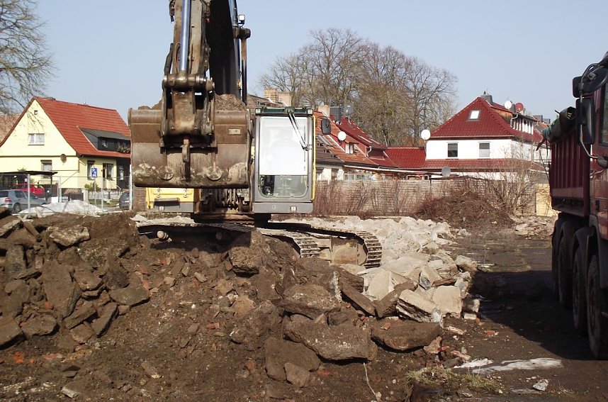 R&uuml;ckblick: Mit schwerer Technik brach Waresa Bau den Betonboden auf, transportierte die schweren Brocken ab, ebnete die Fl&auml;che ein.