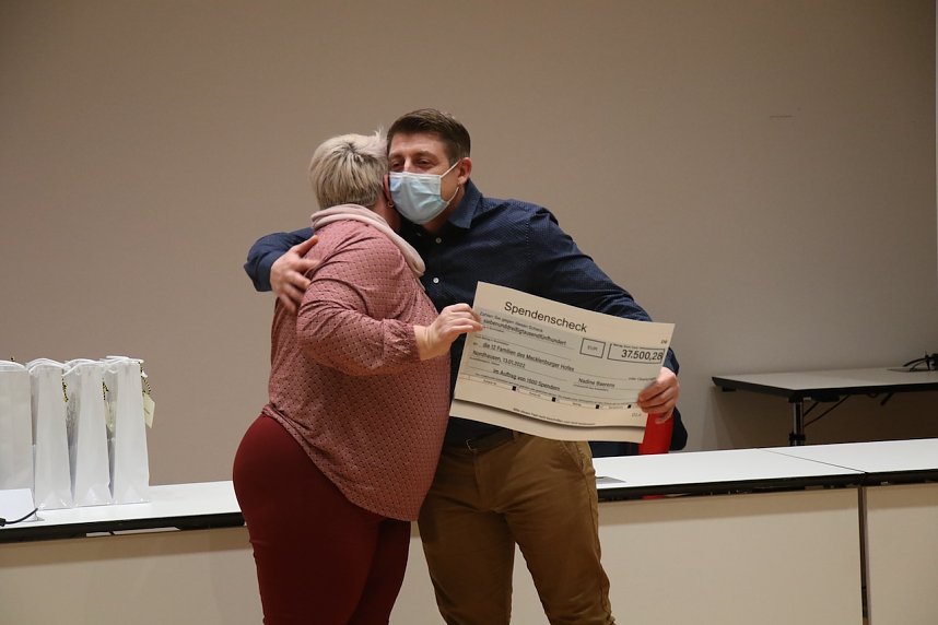 Spenden&uuml;bergabe im Nordh&auml;user Ratssaal