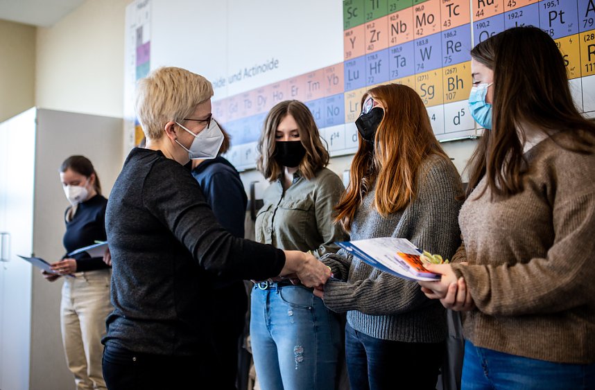 Ehrung f&uuml;r Teilnehmer der Chemieolympiade