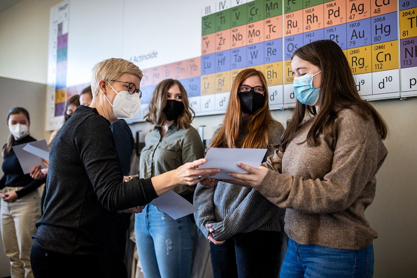 Ehrung f&uuml;r Teilnehmer der Chemieolympiade