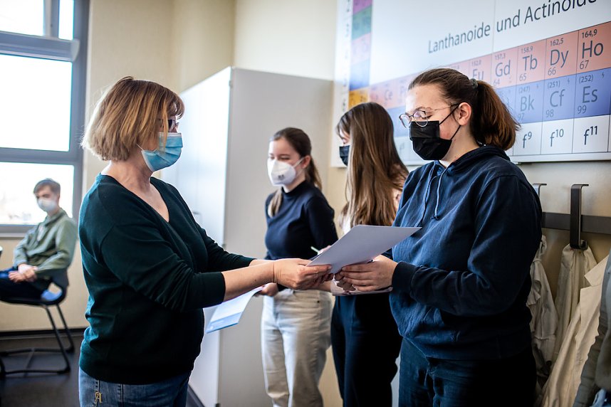 Ehrung f&uuml;r Teilnehmer der Chemieolympiade