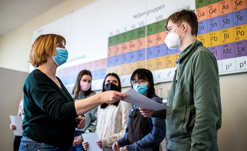 Ehrung f&uuml;r Teilnehmer der Chemieolympiade