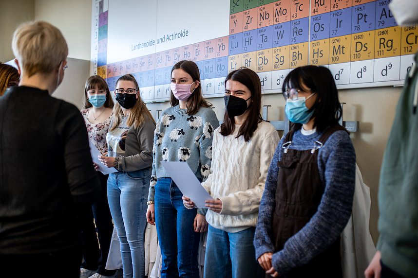 Ehrung f&uuml;r Teilnehmer der Chemieolympiade