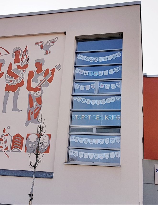 Stoppt den Krieg - die Grundschule Werther wurde in diesen Tagen einmal nicht der Jahreszeit sondern dem Zeitgeschehen entsprechend geschm&uuml;ckt