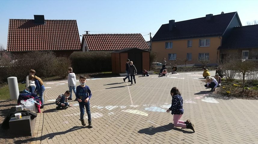 Stoppt den Krieg - die Grundschule Werther wurde in diesen Tagen einmal nicht der Jahreszeit sondern dem Zeitgeschehen entsprechend geschm&uuml;ckt