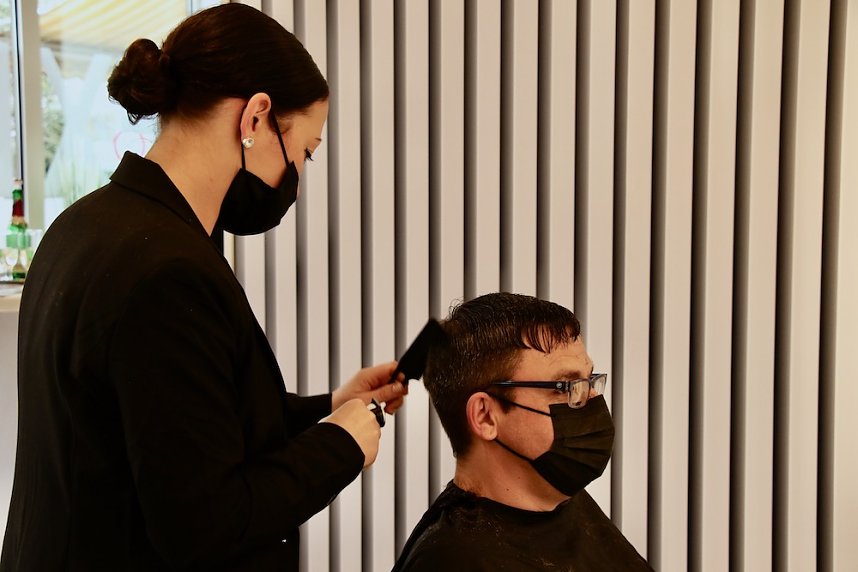 Neuer&ouml;ffnung der "Haarkosmetik" in der Rautenstra&szlig;e