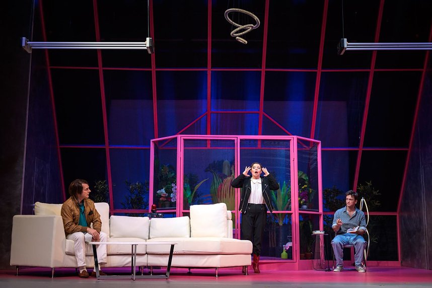 Das Ensemble des Rudolst&auml;dter Theaters l&auml;sst am Freitag die Mauer noch einmal fallen