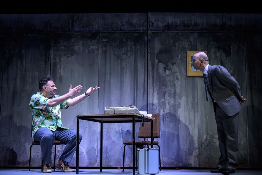 Das Ensemble des Rudolst&auml;dter Theaters l&auml;sst am Freitag die Mauer noch einmal fallen