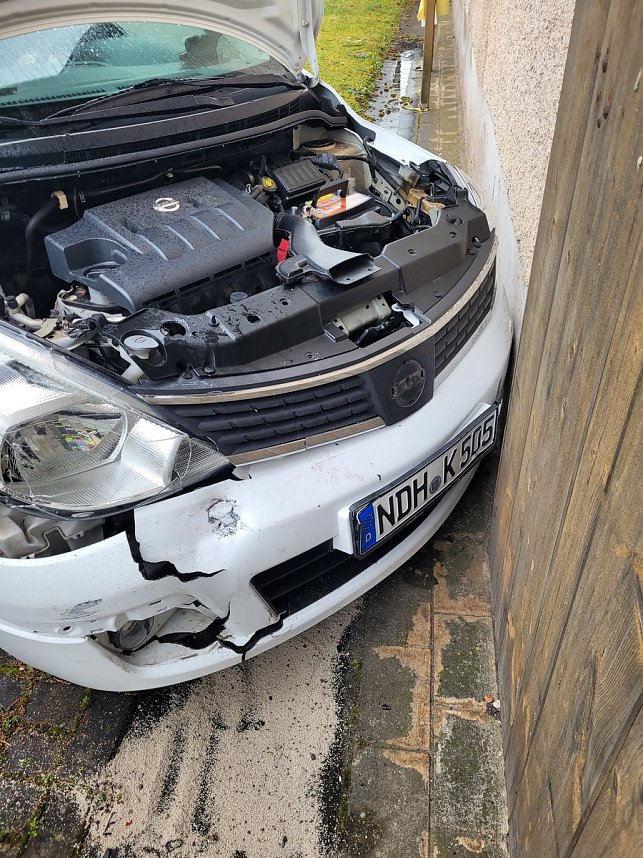 Alkoholisierter Fahrer rammt parkenden Pkw