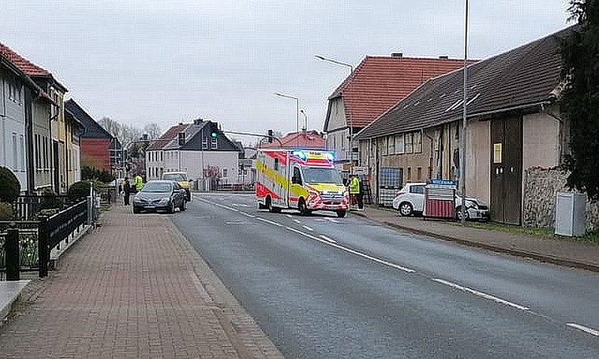 Alkoholisierter Fahrer rammt parkenden Pkw