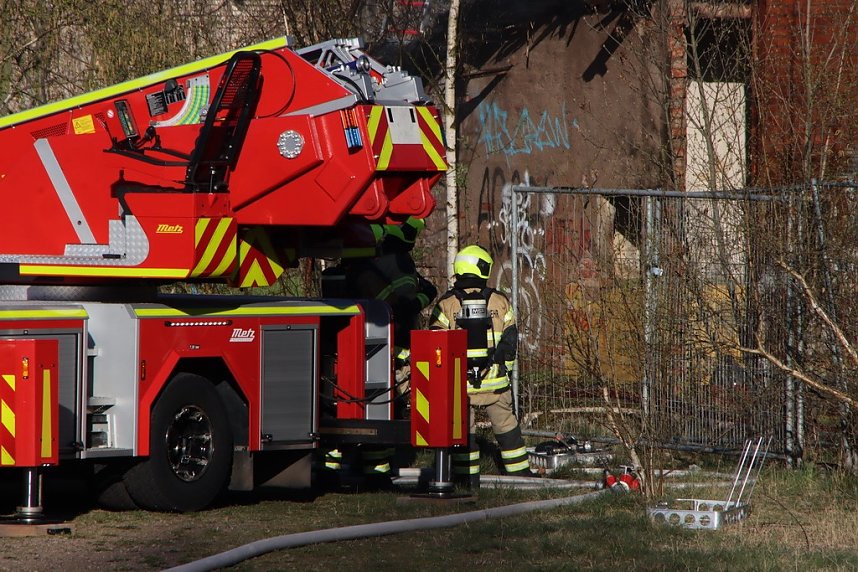 Starke Rauchentwicklung auf dem Gel&auml;nde des alten Gaswerks rief gestern die Feuerwehr auf den Plan