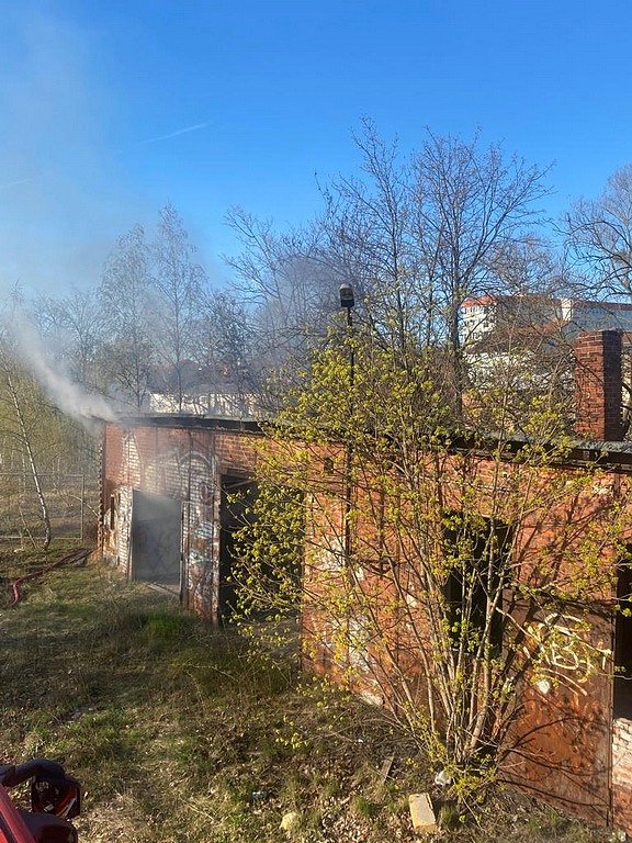 Starke Rauchentwicklung auf dem Gel&auml;nde des alten Gaswerks rief gestern die Feuerwehr auf den Plan