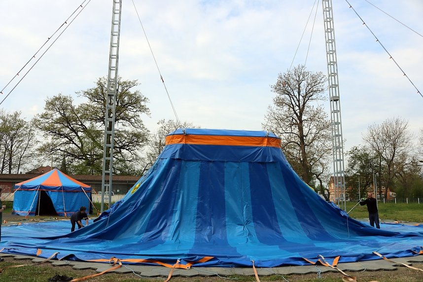 Aufbau des Zirkuszelts an der Rothleimm&uuml;hle