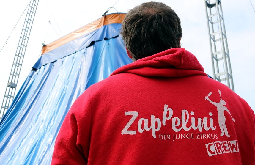 Aufbau des Zirkuszelts an der Rothleimm&uuml;hle