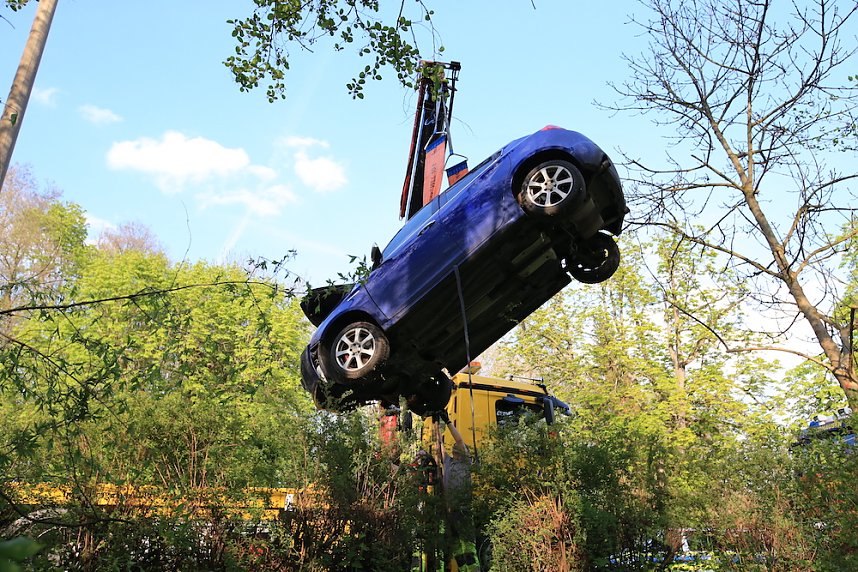 Das Unfallauto wird geborgen